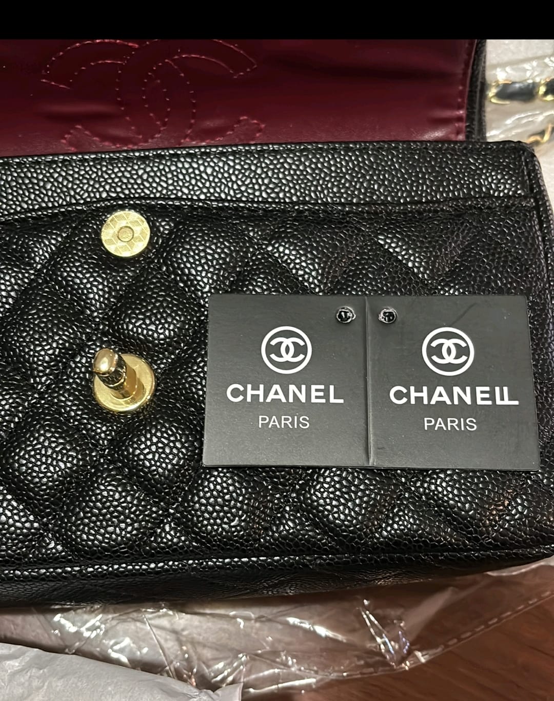 Sac à main matelassé en cuir noir – Chaîne dorée – Format compact