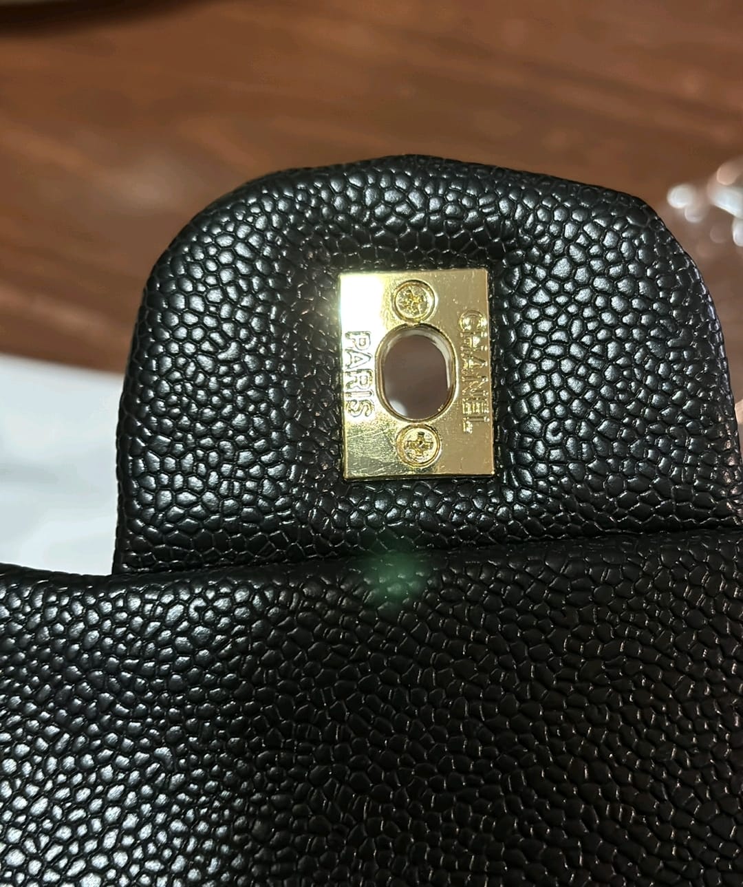 Sac à main matelassé en cuir noir – Chaîne dorée – Format compact