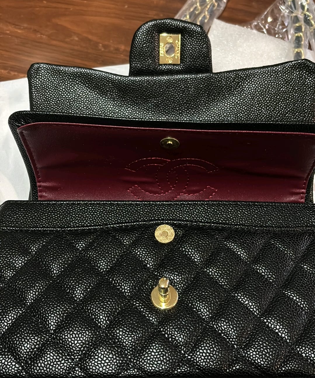 Sac à main matelassé en cuir noir – Chaîne dorée – Format compact