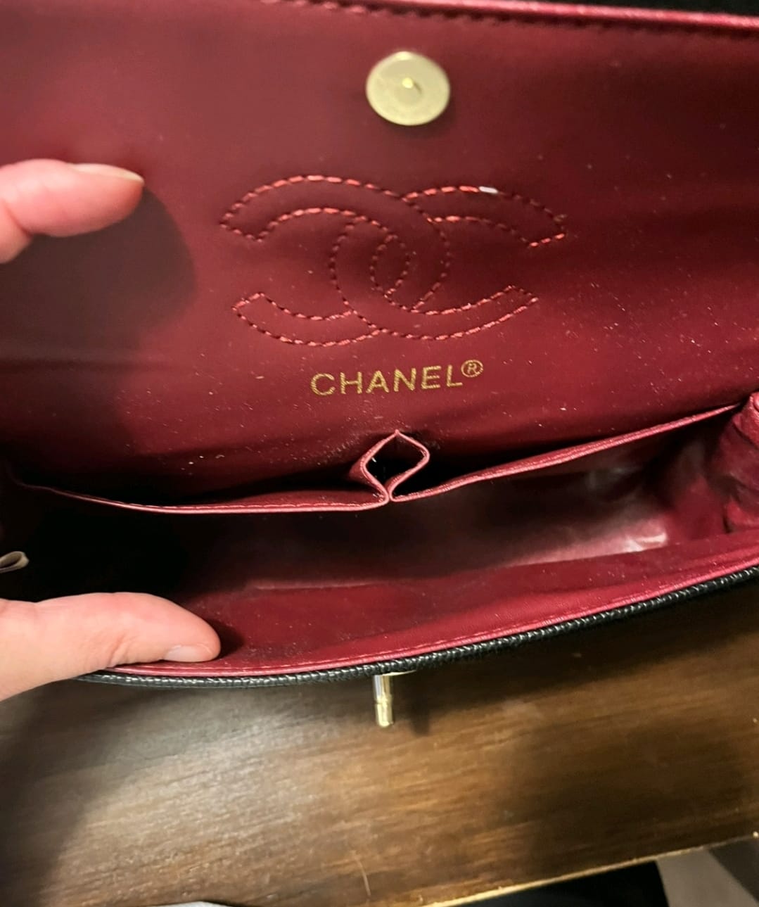 Sac à main matelassé en cuir noir – Chaîne dorée – Format compact