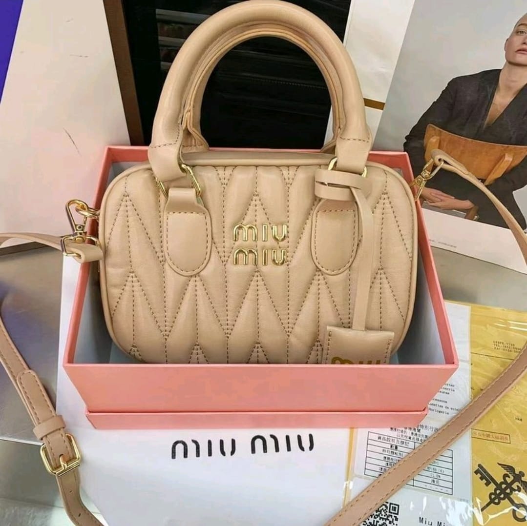 Sac à Main Miu Miu en Cuir Matelassé – Bandoulière Amovible – 20 cm