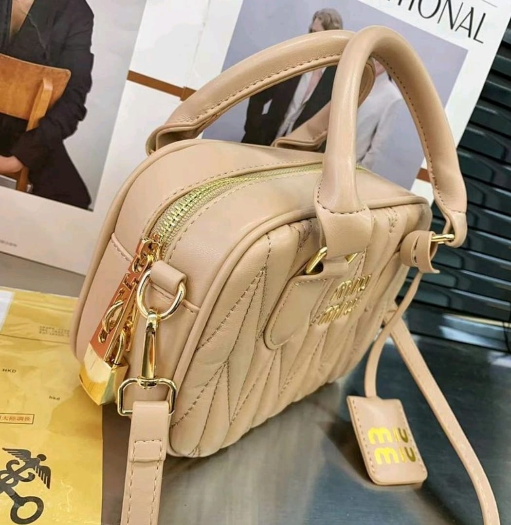 Sac à Main Miu Miu en Cuir Matelassé – Bandoulière Amovible – 20 cm