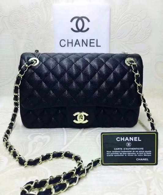 Sac à main matelassé en cuir noir – Chaîne dorée – Format compact