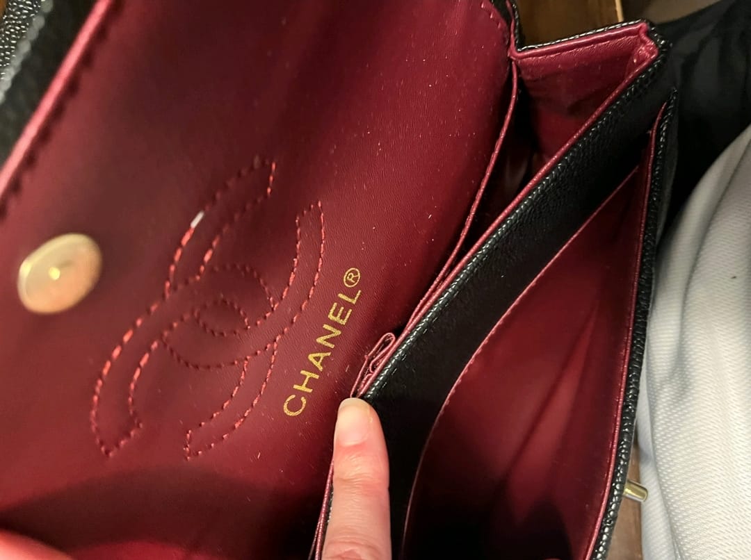 Sac à main matelassé en cuir noir – Chaîne dorée – Format compact