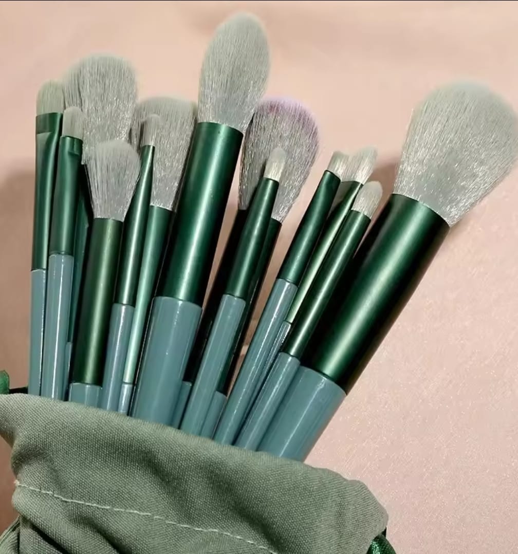 Kit de 13 Pinceaux de Maquillage Professionnels – Marron ou Vert
